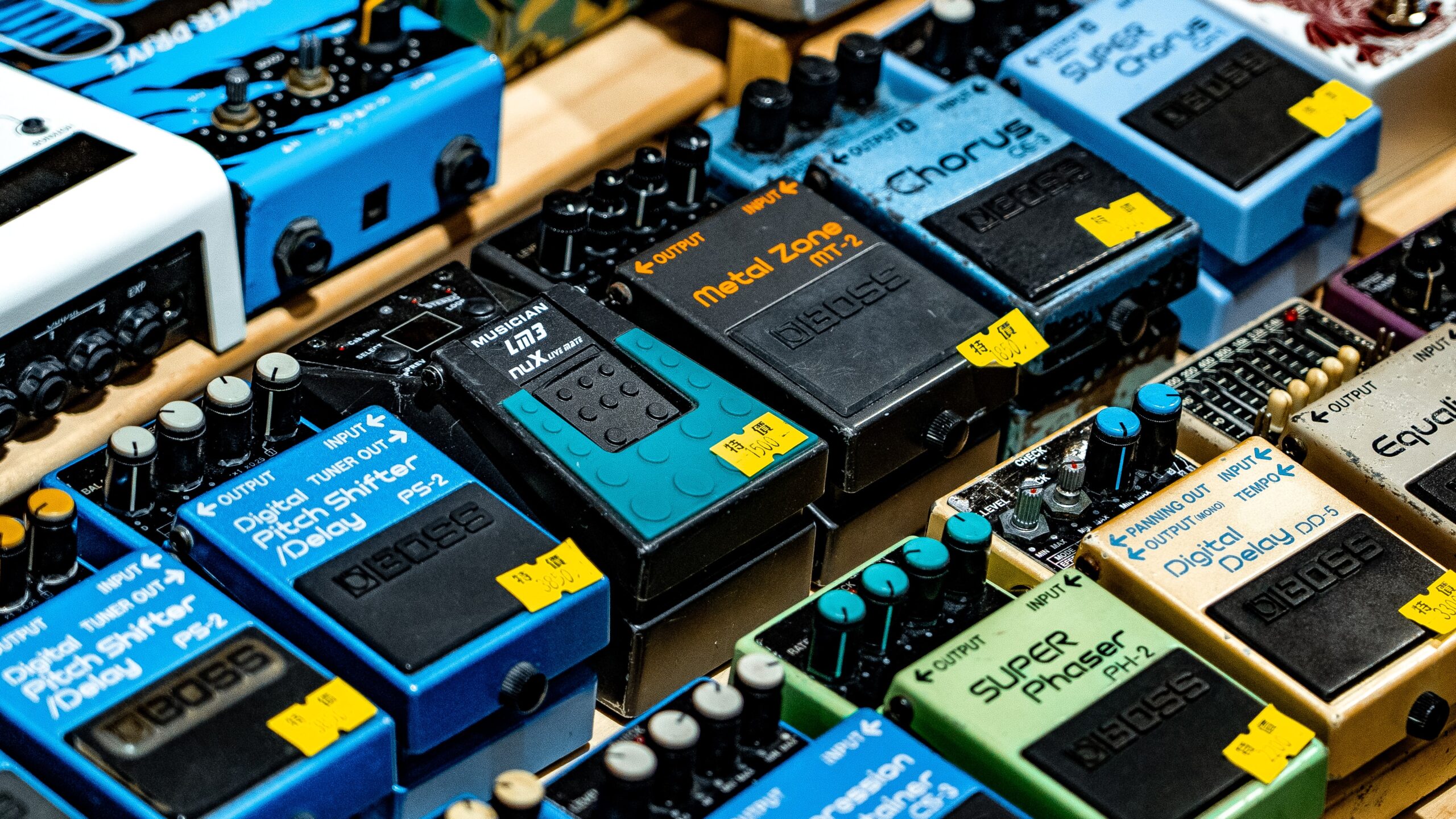 A Decade of Building Guitar Effects Pedalboards – Adam Croom